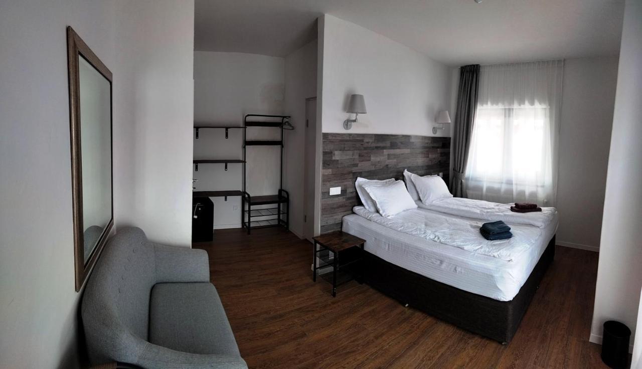 Casa Comilor Bed and Breakfast Surdesti  Exteriör bild