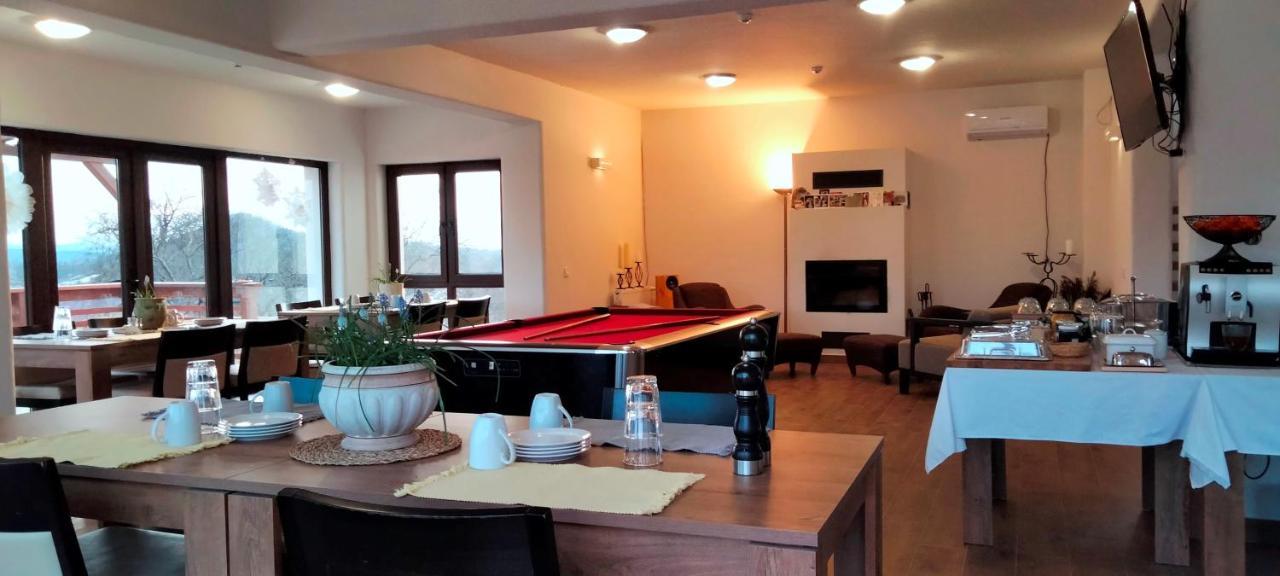 Casa Comilor Bed and Breakfast Surdesti  Exteriör bild